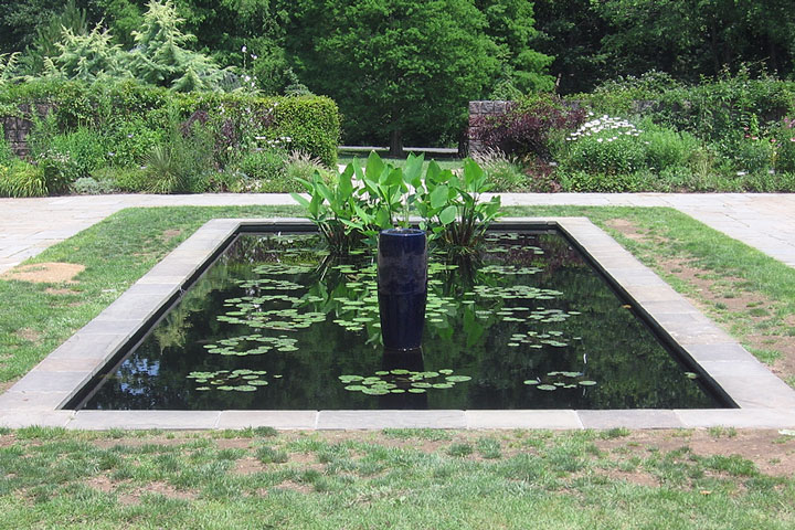 fountain in a Maryland botanical garden